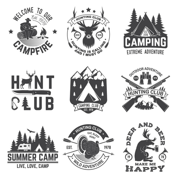 狩猟クラブとハイキングクラブのバッジのセット。ベクトルシャツ、ロゴ、プリント、スタンプのコンセプト。rvトレーラー、キャンプテント、イノシシ、鹿や森のシルエットとヴィンテージデザイン - ベクター画像