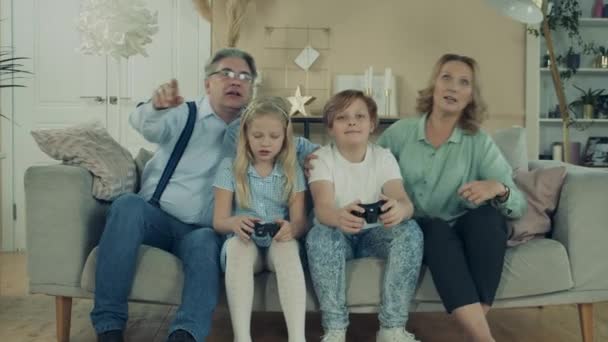 A gyerekek videojátékoznak a nagyszüleikkel. - Felvétel, videó