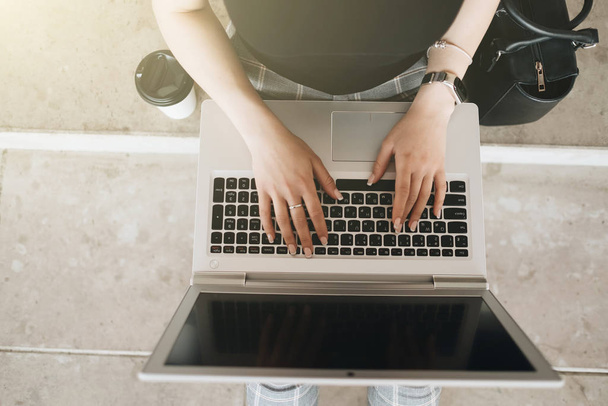 Vrouw werkt op laptop buitenshuis, freelance concept - Foto, afbeelding
