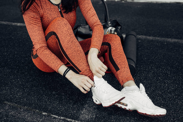 Портрет одной спортивной физкультурницы одетой в одежду спортивной одежды Занятия спортом и тренировки на городском стадионе, концепция здорового образа жизни
 - Фото, изображение