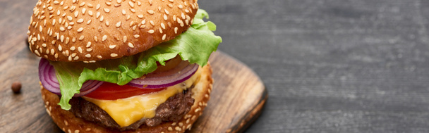 delicious fresh cheeseburger on wooden board, panoramic shot - Foto, Imagem