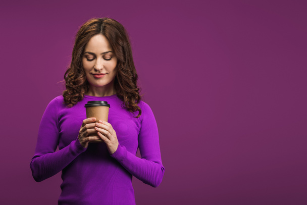 улыбающаяся девушка держит кофе, чтобы пойти на фиолетовый фон
 - Фото, изображение