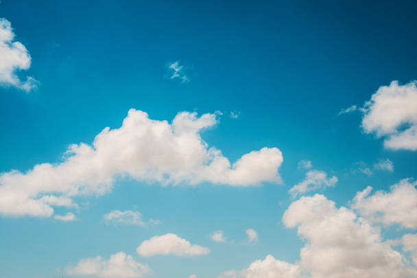 Paysage nuageux du ciel bleu vif
 - Photo, image