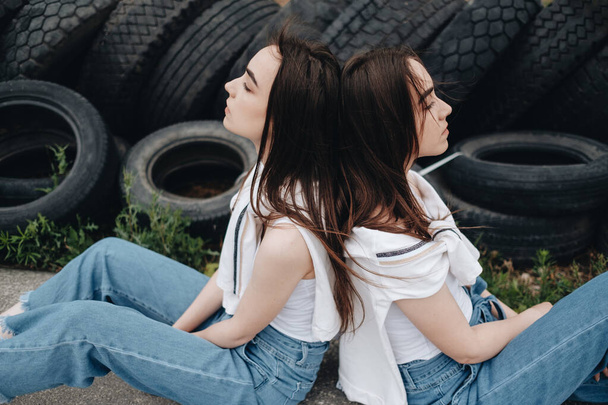 Retrato de duas jovens gêmeas morena irmãs vestidas de jeans e camiseta branca, Melhores amigos sempre conceito
 - Foto, Imagem