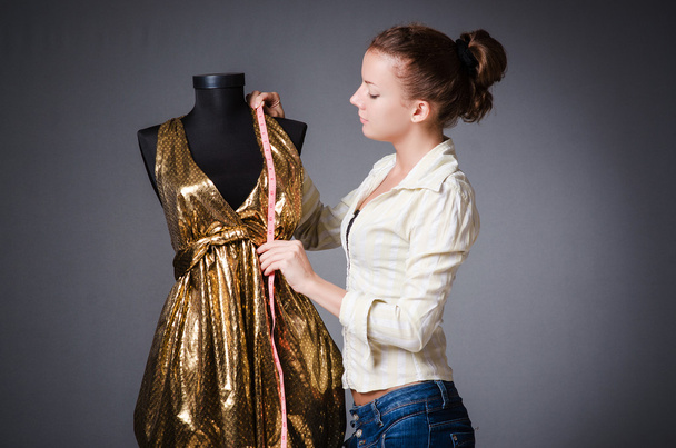 Mujer sastre trabajando en ropa - Foto, Imagen