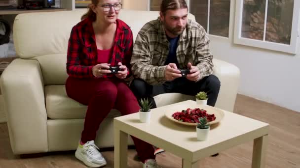 30 'lu yaşlardaki çift video oyunları oynayarak rahatlıyor - Video, Çekim