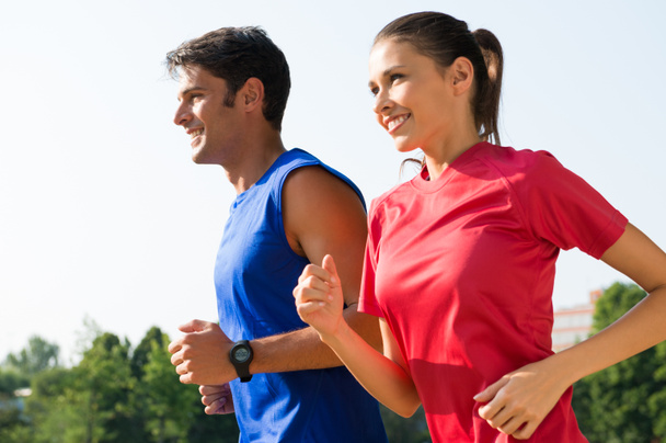 Joyeux couple jogging extérieur
 - Photo, image
