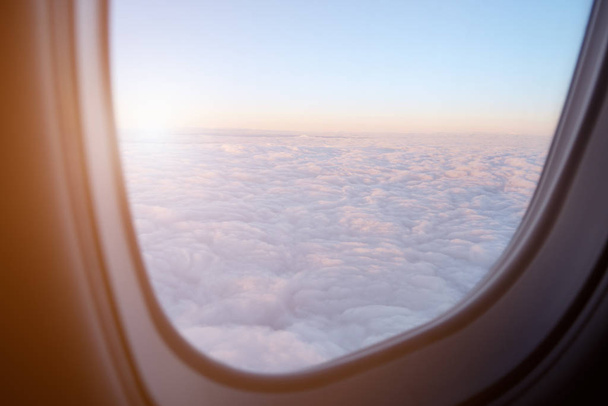 Потрясающий вид с воздуха над облаками из окна самолета
. - Фото, изображение