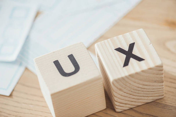 Selectieve focus van blokjes met ux letters en lay-outs op tafel - Foto, afbeelding