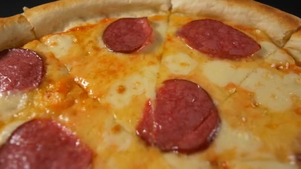 Nahaufnahme leckere Pizza - Filmmaterial, Video
