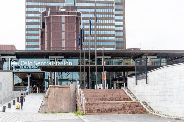 Vista de la entrada a la Estación Central de Oslo
 - Foto, Imagen