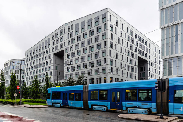 Straßenbahn auf dem Barcode-Projektgelände in Oslo, Norwegen. Sanierung auf ehemaligen Hafen- und Industriebrachen - Foto, Bild