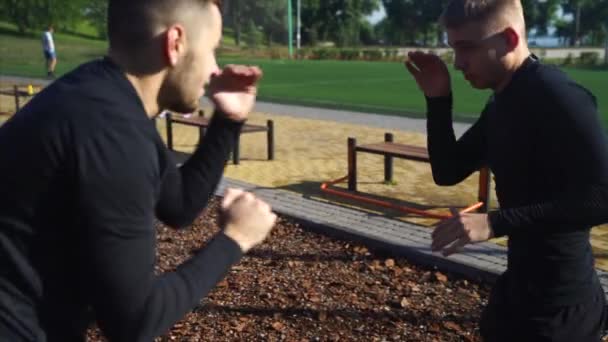 Twee volwassen jongens is boksen - doen Street Workout Oefeningen - Video