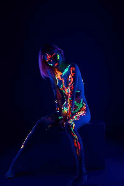 Naked girl with UV color pattern bodyart shot - Valokuva, kuva