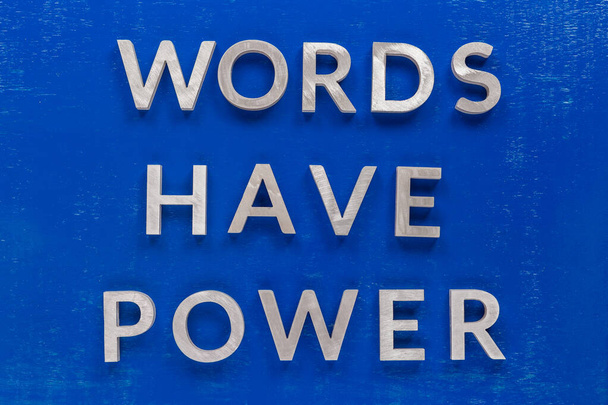 die Phrasenwörter haben Macht auf blau bemaltem Brett mit dicken silbernen Metallaphabet-Zeichen gelegt. - Foto, Bild