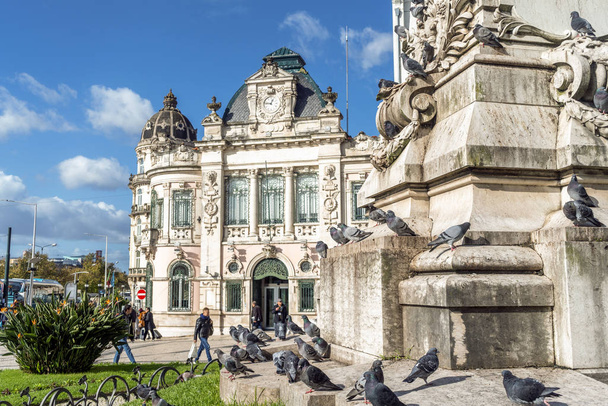 Pigeons devant le bâtiment Bank of Portugal, Coimbra, Portugal
 - Photo, image