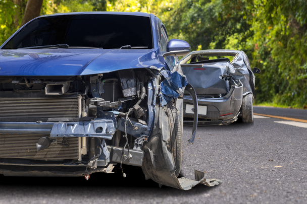 Elülső kék színű autóbaleset fekete autó van nagy sérült és összetört véletlenül közúti nem tud vezetni többé. - Fotó, kép