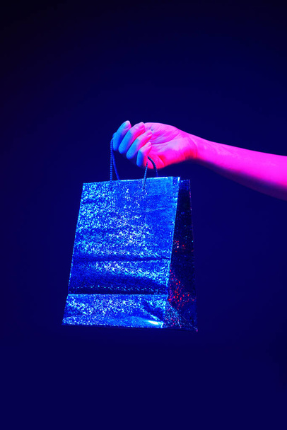 Frauenhände mit Einkaufstaschen in Neonfarben. - Foto, Bild