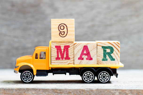 トラックは木の背景に単語9marで手紙ブロックを保持します(日付のための概念9月3月) - 写真・画像