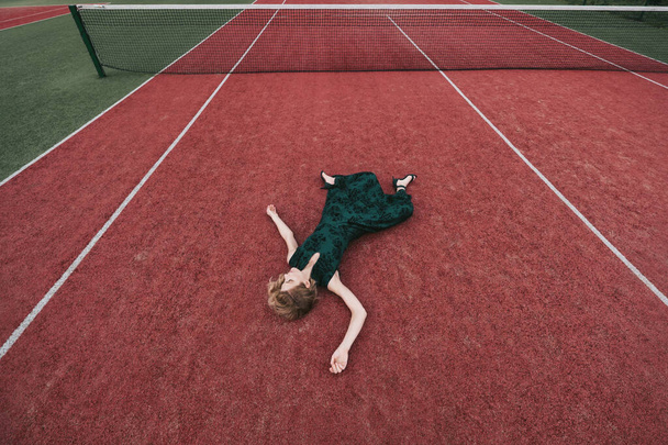 Luxury glamour fashion woman lying on tennis court  - Fotografie, Obrázek