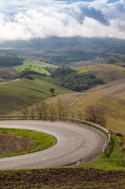 la route et les champs verts en Toscane
 - Photo, image
