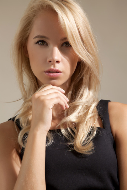 Młoda ładna kobieta z piękne blond włosy - Zdjęcie, obraz