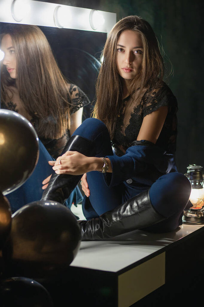 Svůdná mladá brunetka pózující u zrcadla - Fotografie, Obrázek