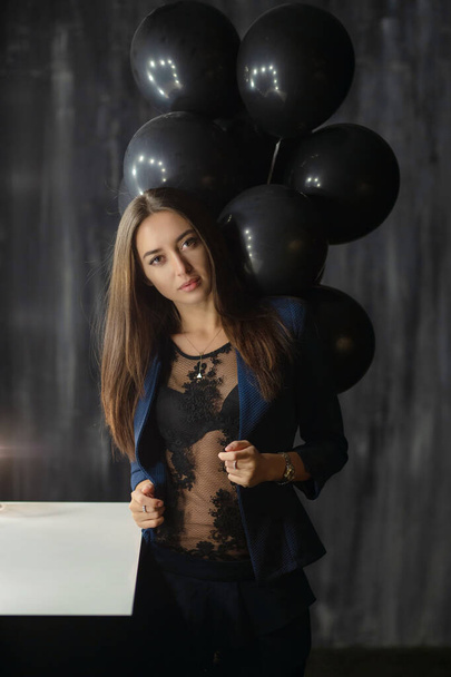 Jovem bela mulher posando perto de balões
 - Foto, Imagem
