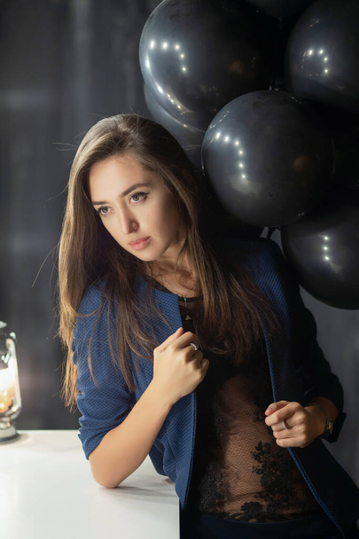 Молодая привлекательная леди позирует возле воздушных шаров
 - Фото, изображение