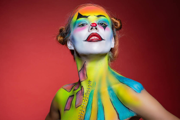 Красива молода жінка з акварельним макіяжем клоун
 - Фото, зображення