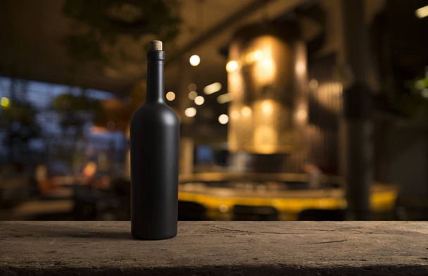 Experiencia de cata de vinos en la bodega rústica y bar de vinos: copa de vino tinto y colección de excelentes vinos en el fondo
 - Foto, imagen