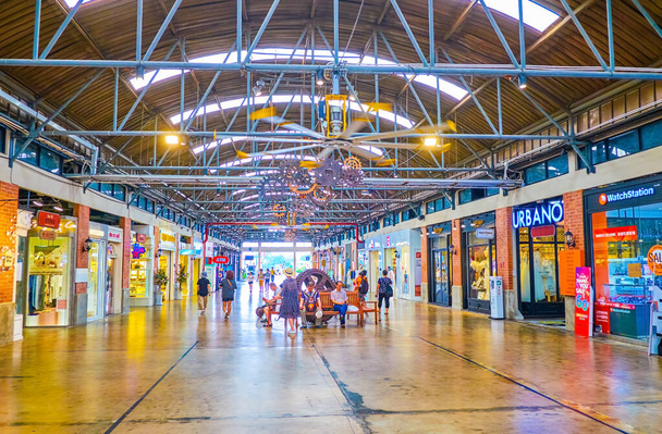 The covered gallery in Asiatique shopping area, Bangkok, Thailan - 写真・画像