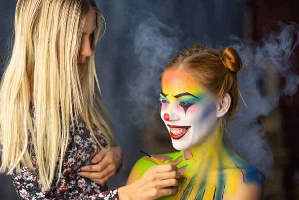 Make-up artis setzt einer sexy Dame ein Aqua-Make-up auf - Foto, Bild