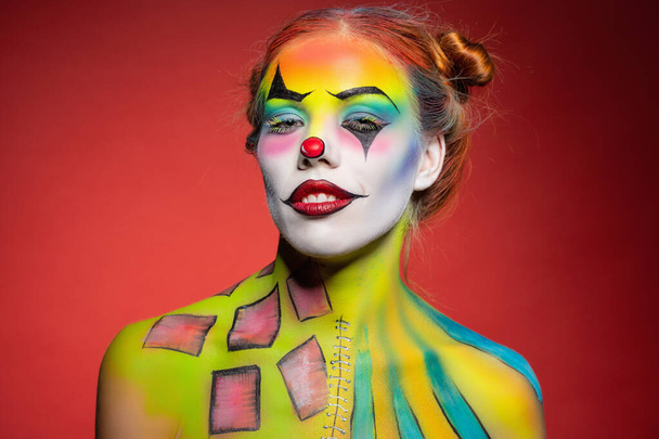 Hezká mladá žena s aqua make-up klaun - Fotografie, Obrázek