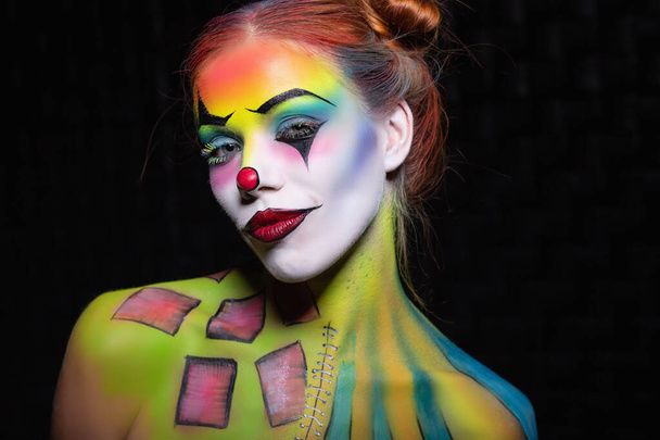 Miła młoda kobieta z malującym twarz klaunem - Zdjęcie, obraz