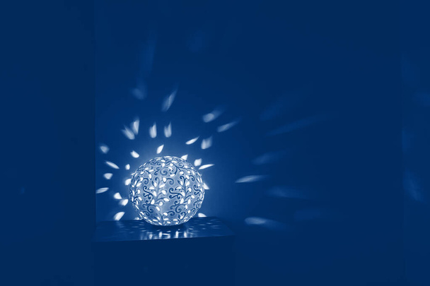 Klasik mavi ton güzel dekoratif masa lambası ışıklandırması. 2020 renk panton - Fotoğraf, Görsel