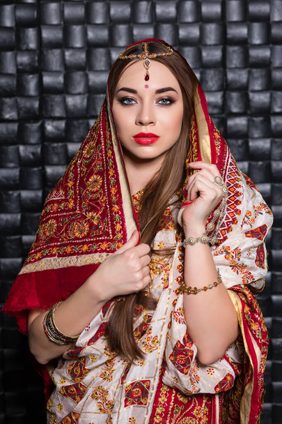 Портрет красивой индийской женщины
 - Фото, изображение