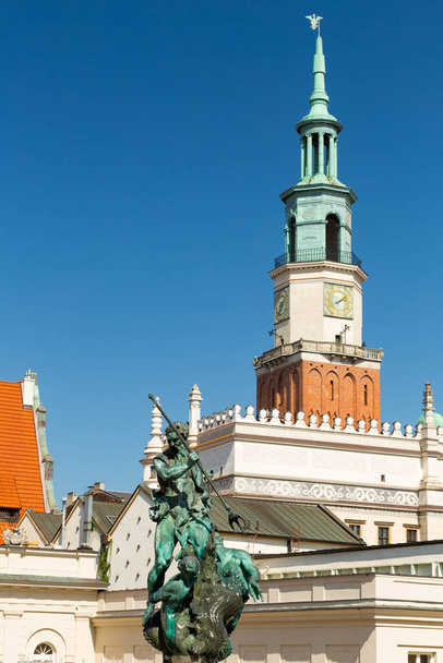 Met Poznan. Stadhuis toren in de oude stad - Foto, afbeelding