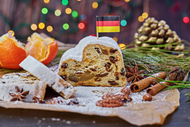 Navidad Stollen es tradicional pastel de frutas dulces con azúcar glaseado de Alemania
 - Foto, Imagen