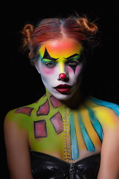 Pensive žena s tělem umění klaun - Fotografie, Obrázek