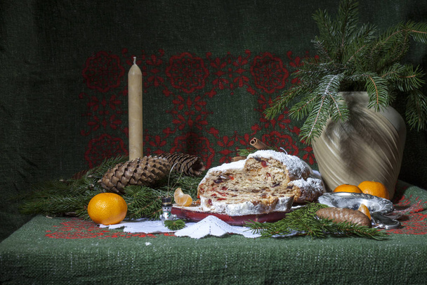 Noël enflé de fruits confits et de raisins secs sur une table festive
 - Photo, image