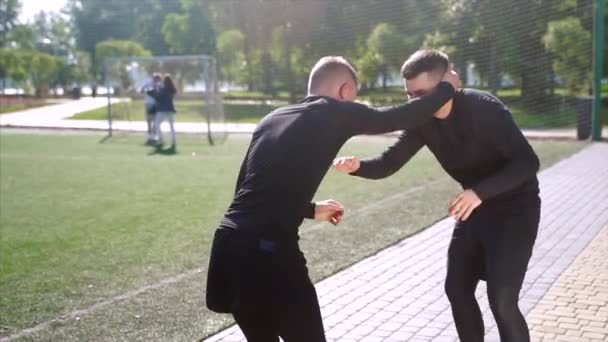 Dva bojovníci cvičí mma dovednosti ve výcviku - Záběry, video