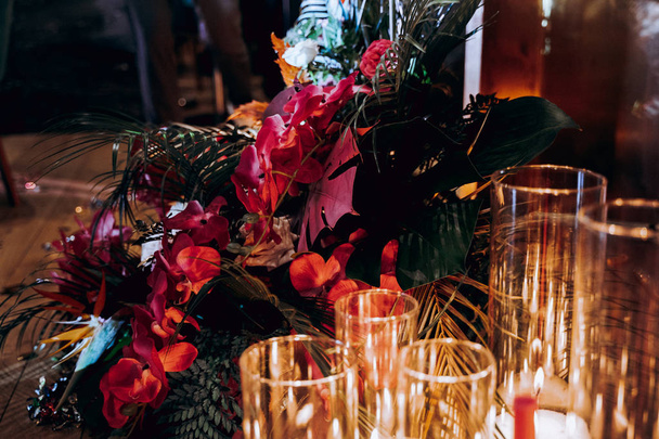 Hermosa decoración de la boda en estilo tropical y copas de vino, primer plano
 - Foto, imagen