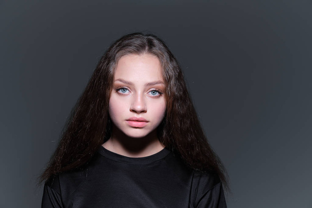 Teenager girl with nude makeup posing in studio - Valokuva, kuva