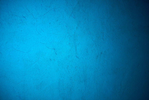 Luz azul neón reflejándose en pared de hormigón
 - Foto, imagen