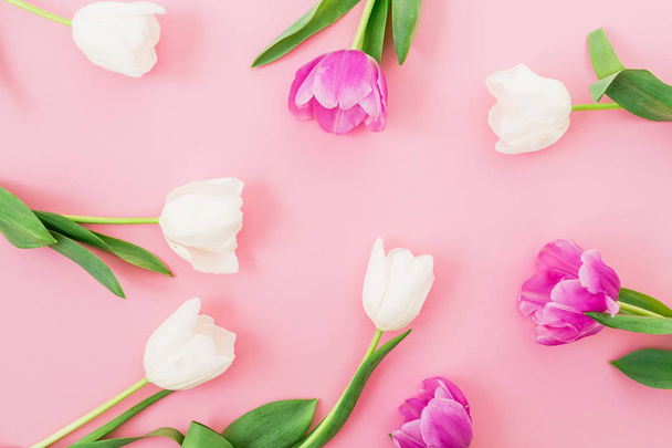 Jarní vzor z bílých a růžových květin na růžové - Fotografie, Obrázek