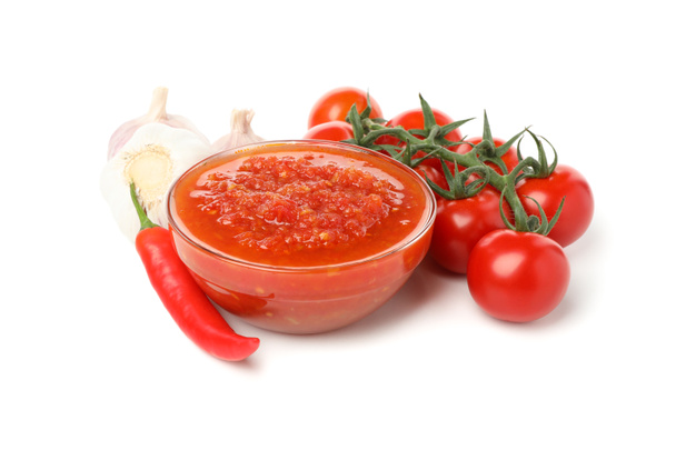 Sabrosa salsa de chile en un tazón aislado sobre fondo blanco
 - Foto, imagen