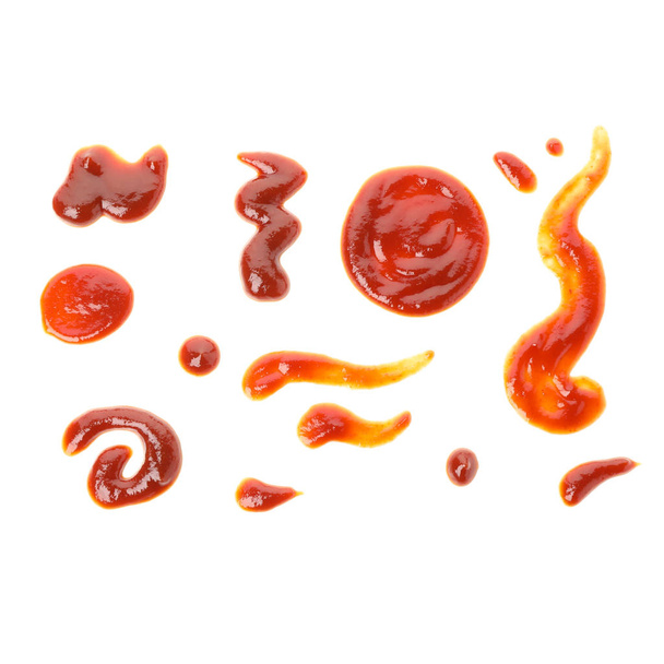 Zestaw rozmazów czerwonego sosu izolowanych na białym tle - Zdjęcie, obraz