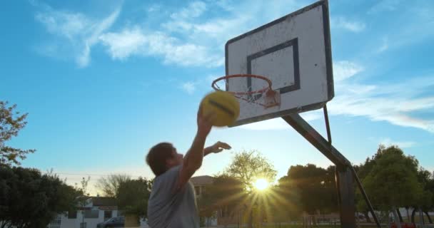 ストリートバスケットボール。選手はバスケットにボールを得点. - 映像、動画