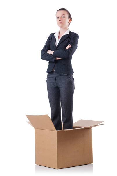 Mujer de pie en caja
 - Foto, imagen